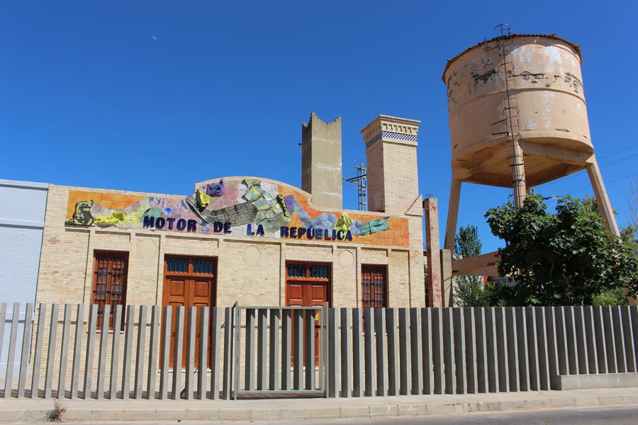 Juan Olivares - Mural cerámico motor de la república en Catarroja